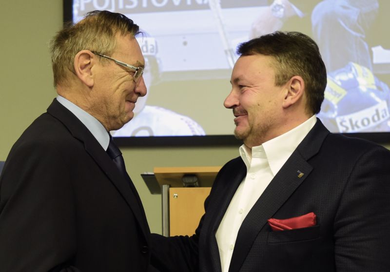 Josef Paleček (vlevo) byl 3. listopadu v Praze slavnostně uveden do Síně slávy českého hokeje. Vpravo je prezident Českého svazu ledního hokeje Tomáš Král.