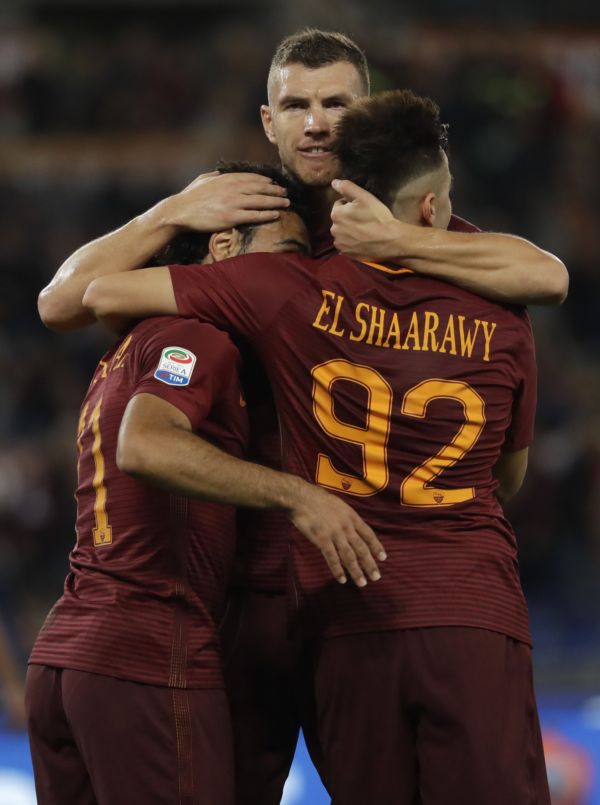 Edin Džeko (uprostřed) se spoluhráči z AS Řím.