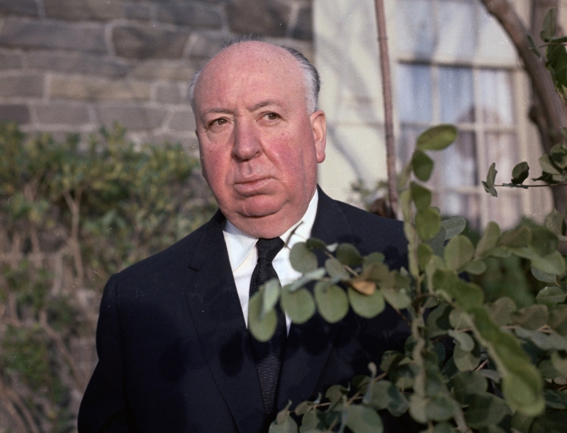 Režisér Alfred Hitchcock.