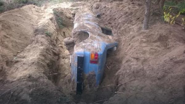 Řidič své auto zakopal v pískovně do země.