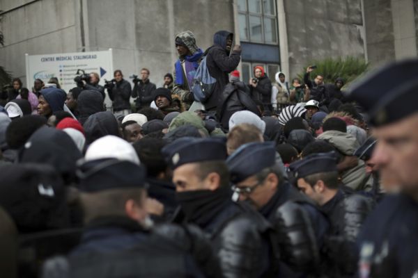 Francouzské úřady začaly s vyklízením uprchlického tábora.