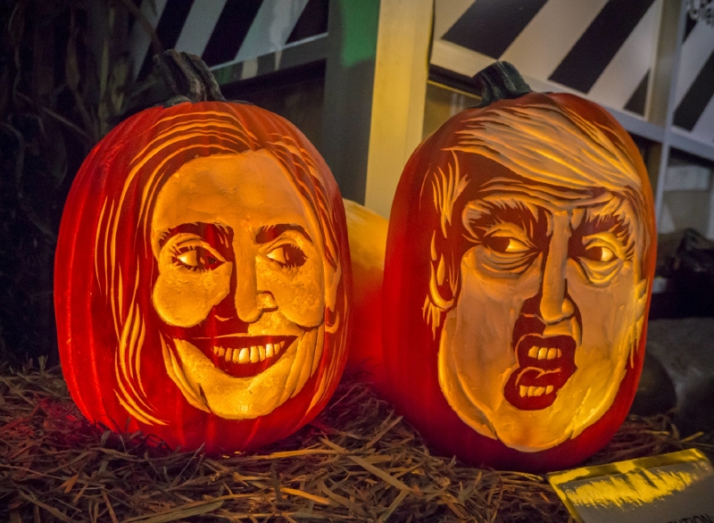 Clintonová a Trump jako dýně.