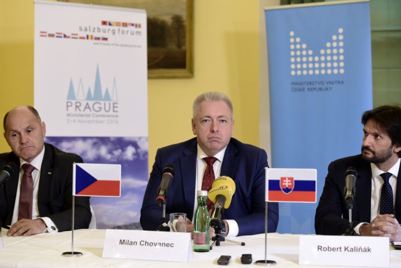 Ministři vnitra Rakouska, Česka a Slovenska (zleva) Wolfgang Sobotka, Milan Chovanec a Robert Kaliňák.