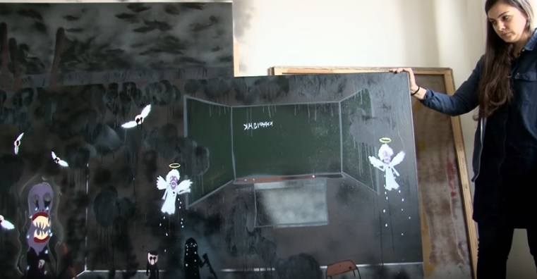 Laďa Gažiová s jedním ze svých děl.