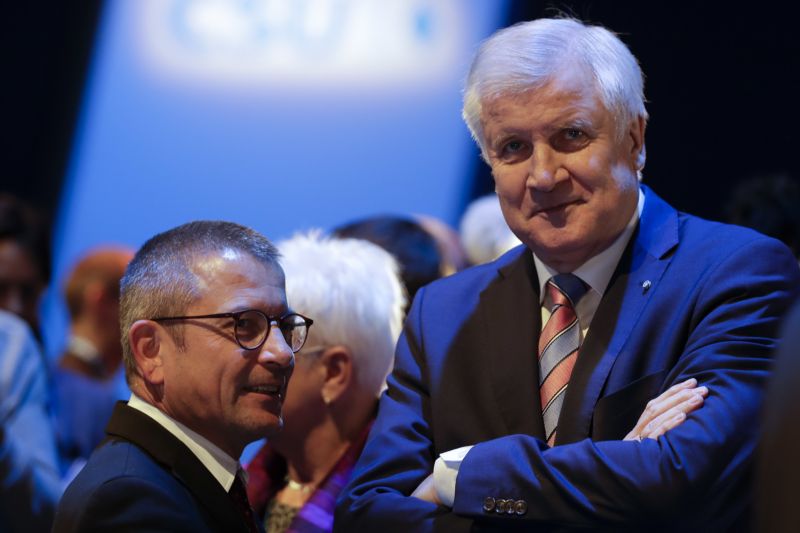 Bavorský premiér Horst Seehofer (vpravo). Bavorský premiér Horst Seehofer (vpravo).