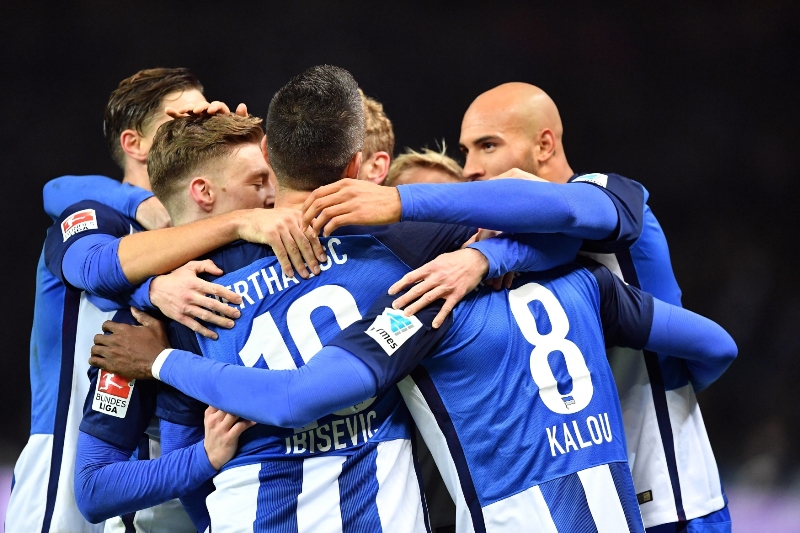 Salomon Kalou se raduje se spoluhráči z vítězství.