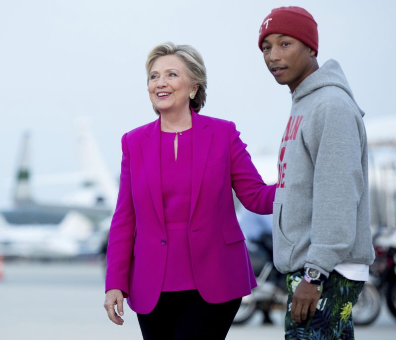 Hillary Clintonová a zpěvák Pharell Williams.