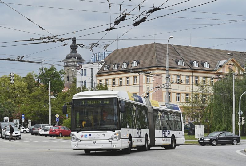 Prázdné trolejbusy, kterým se začíná přezdívat linka duchů, sice jezdí zbytečně, zato prý šetří životní prostředí.