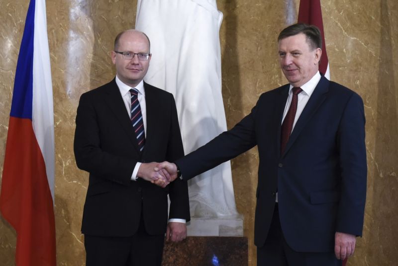 Bohuslav Sobotka (vlevo) s Márisem Kučinskisem na summitu v Rize.