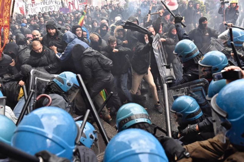Potyčka demonstrantů s policií při protestech ve Florencii.