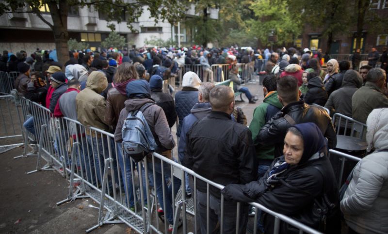 Nápor migrantů v Berlíně v loňském roce.