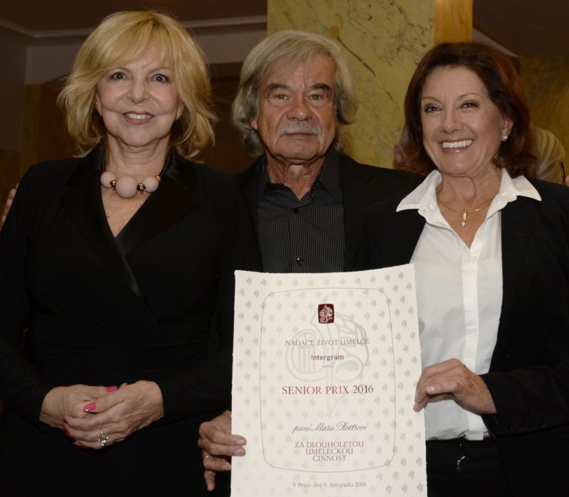Zpěváci (zleva) Hana Zagorová, Petr Rezek a Marie Rottrová převzali Senior Prix 2016 za celoživotní mistrovství v uměleckém oboru.