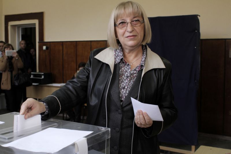 Vládní kandidátka Cecka Cačevová odevzdává hlas.