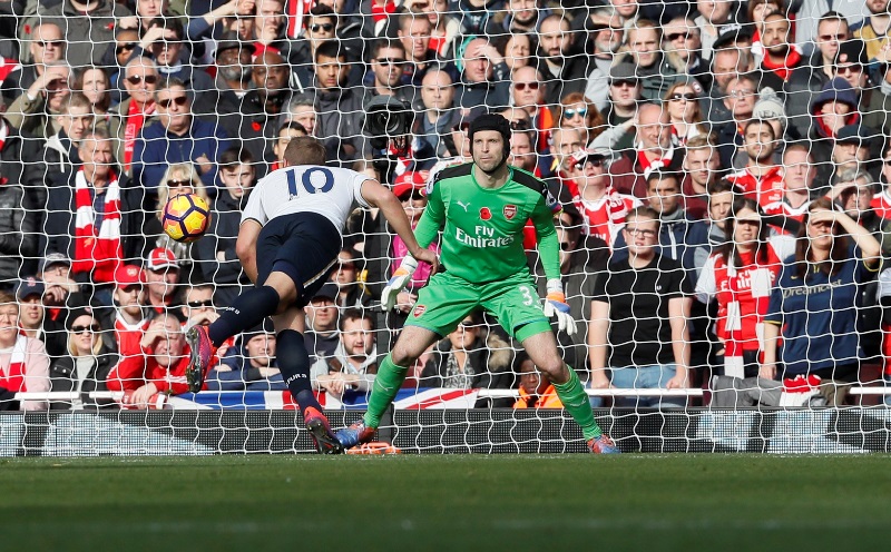 Brankář Petr Čech z Arsenalu v nedělním londýnském derby s Tottenhamem odchytal jubilejní 500. ligový zápas v kariéře. Brankář Petr Čech z Arsenalu v nedělním londýnském derby s Tottenhamem odchytal jubilejní 500. ligový zápas v kariéře.