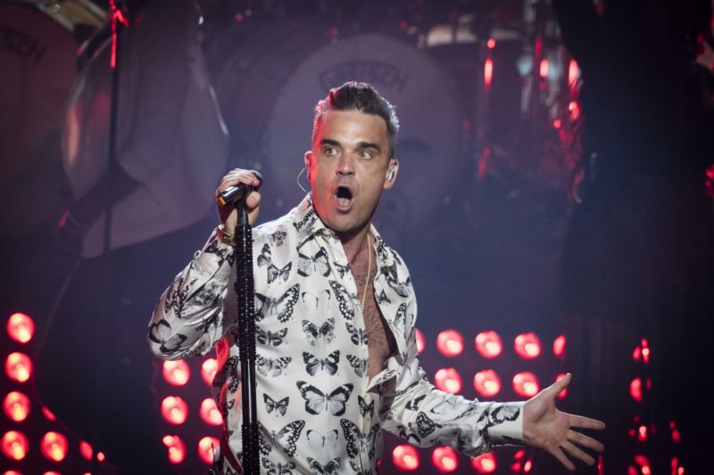 Zpěvák Robbie Williams.