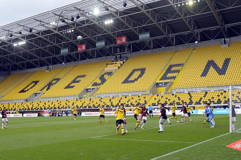 Prázdné tribuny mohly koukat na drážďanský fotbal. Klub zaplatí jenom pokutu
