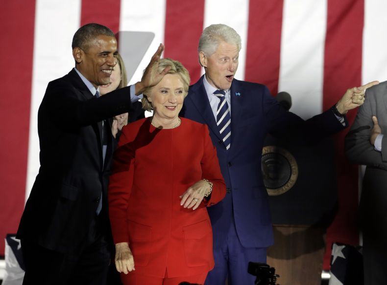 Současný prezident USA Barack Obama, bývalý prezident USA Bill Clinton a Hillary Clintonová (na snímku z předvolební kampaně).