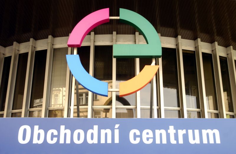 Obchodní centrum ČEZ na Vinohradské ulici v Praze. Logo Duhová energie.