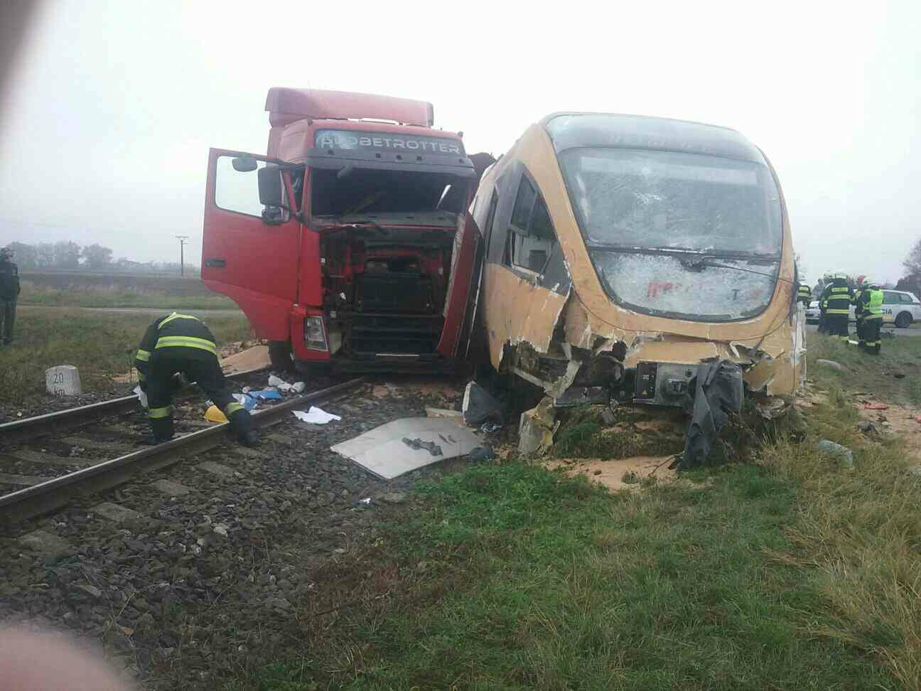 Nehoda se odehrála v obci Zemianska Olča (trať z Bratislavy do Komárna).