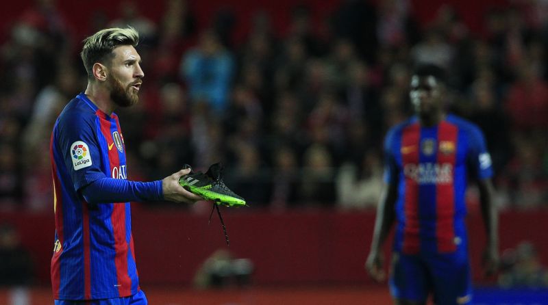 Lionel Messi a inkriminovaná chvíle s rozvázanou kopačkou.