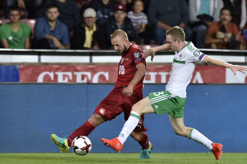 Zleva český reprezentant Jiří Skalák a Shane Ferguson ze Severního Irska.