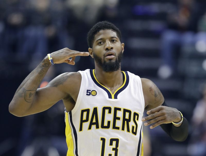 Basketbalista Indiany Paul George trefil míčem fanynku.