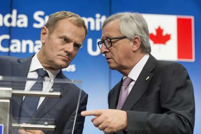 Donald Tusk (vlevo) a Jean-Claude Juncker pozvali Trumpa na summit. Donald Tusk (vlevo) a Jean-Claude Juncker pozvali Trumpa na summit.