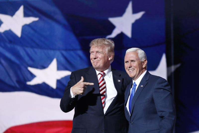 Nový prezident Spojených států Donald Trump (vlevo) a jeho viceprezident Mike Pence.