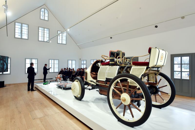 Uvnitř rodného domu Ferdinanda Porscheho ve Vratislavicích vznikla interaktivní expozice.