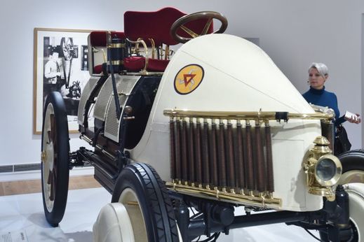 Největším exponátem je replika hybridního vozu s benzinoelektrickým pohonem z roku 1900, který Porsche sám navrhl.