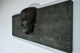 Slavného konstruktéra připomíná pamětní deska na zdi domu.