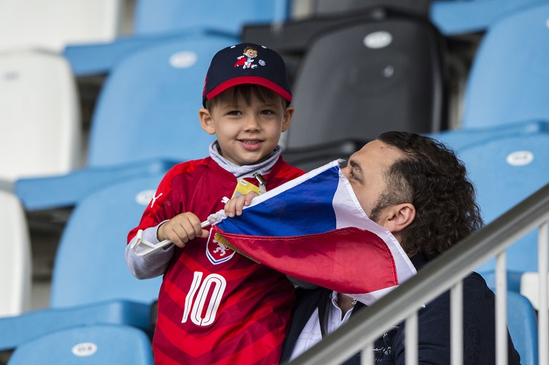 Děti na tribunách fotbalových stadionů by se měly objevovat daleko častěji.