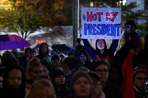 Protestující dav v USA.