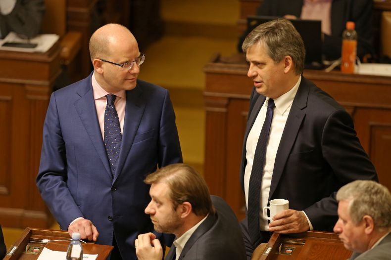 Premiér Bohuslav Sobotka (vlevo) a ministr Jiří Dienstbier.