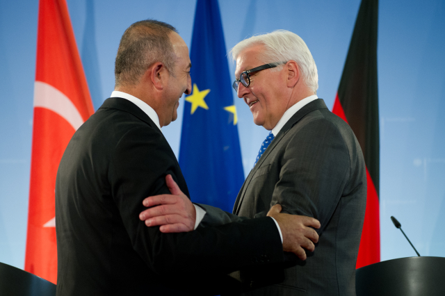 Září 2014. Ministři zahraničí Mevlut Cavusoglu (vlevo) a Frank-Walter Steinmeier. Září 2014. Ministři zahraničí Mevlut Cavusoglu (vlevo) a Frank-Walter Steinmeier.