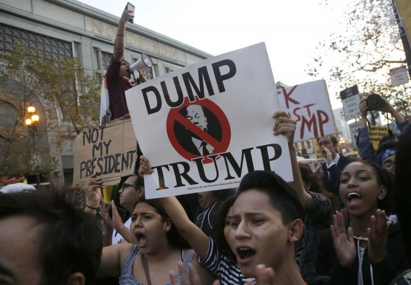 V San Francisku Američané protestují proti svému nově zvolenému prezidentovi Donaldu Trumpovi.