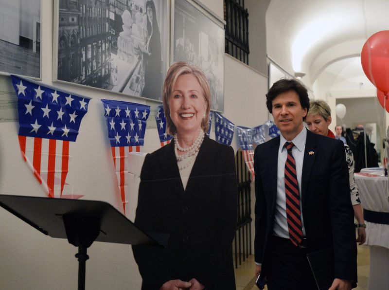 Velvyslanec Andrew Schapiro sledoval sčítání hlasů v prezidentských volbách v USA z pražského Amerického centra. Velvyslanec Andrew Schapiro sledoval sčítání hlasů v prezidentských volbách v USA z pražského Amerického centra.