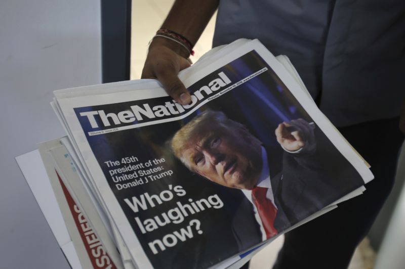 O Trumpově triumfu informovaly noviny po celém světě. O Trumpově triumfu informovaly noviny po celém světě.
