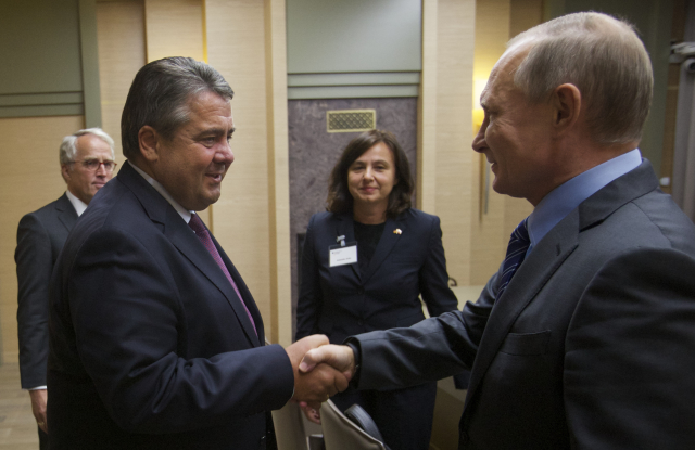 Sigmar Gabriel s Vladimirem Putinem. Sigmar Gabriel s Vladimirem Putinem.