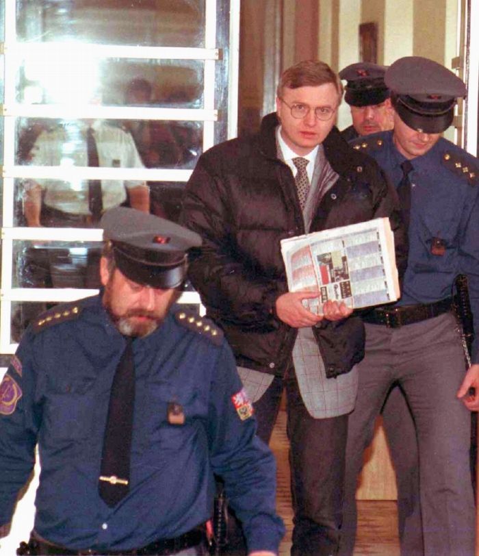 Justiční stráž odvádí syna slovenského prezidenta Michala Kováče mladšího z budovy Krajského soudu v Plzni (1998).