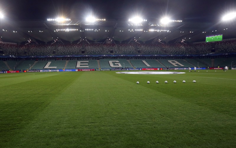 Fotbalový klub Legia Varšava byl znovu potrestán za nepřístojné chování svých fanoušků. Fotbalový klub Legia Varšava byl znovu potrestán za nepřístojné chování svých fanoušků.