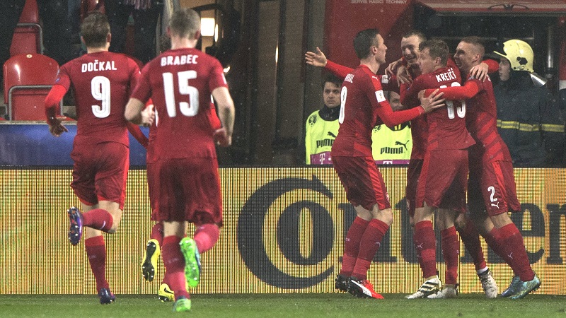 Čeští reprezentanti oslavují první branku v kvalifikaci