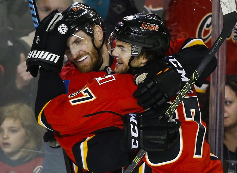 Jakub Nakládal oslavuje gól s parťákem z Calgary Michaelem Frolíkem