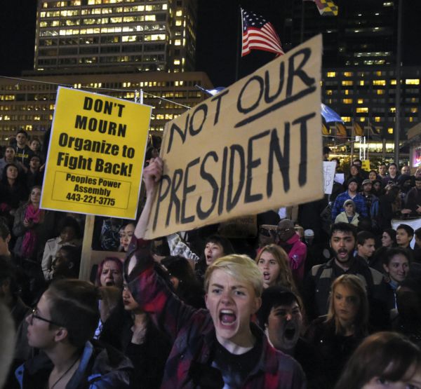 Demonstrace v USA pokračují již třetí večer.