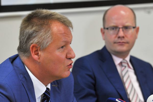 Zleva Svatopluk Němeček a Bohumil Sobotka. 