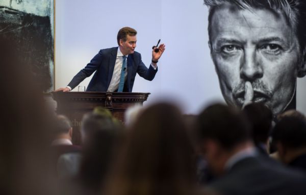 V Londýně probíhala aukce Bowieho sbírky. 