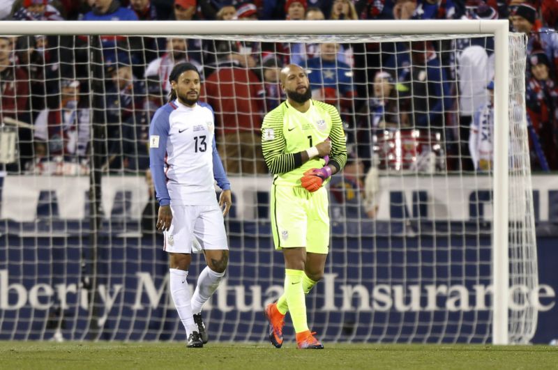 Zklamaní hráči Spojených států. Zleva Jermaine Jones a brankář Tim Howard.