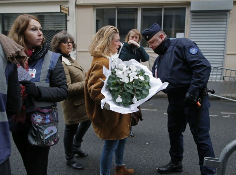 Paříž si připomíná rok od teroristických útoků. Na snímku policejní kontrola jedné z účastnic piety.