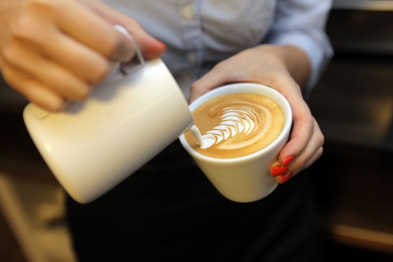 Češi podle průzkumu upřednostňují kávu s mlékem (na snímku cappuccino).
