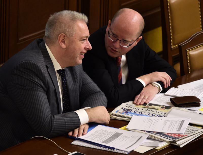 Ministr vnitra Milan Chovanec (vlevo) a premiér Bohuslav Sobotka.
